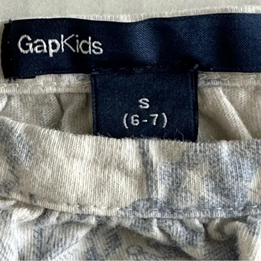 GapKids Cream Top with Light Blue Floral Print with Cap Sleeves size S (6-7)